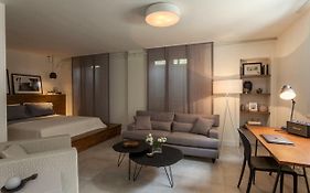 Unique Semi-Basement Stay At The Foot Of The Acropolis